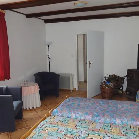Spacious In With Garden